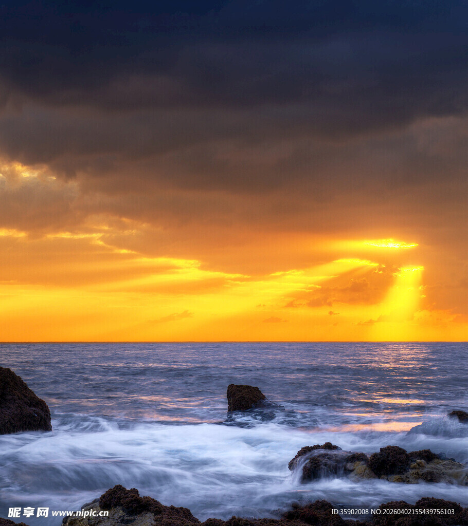 海边日落时分的壮丽景象