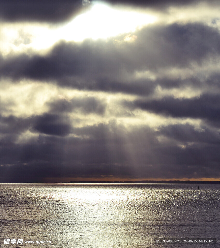 海上破晓阳光穿透云层