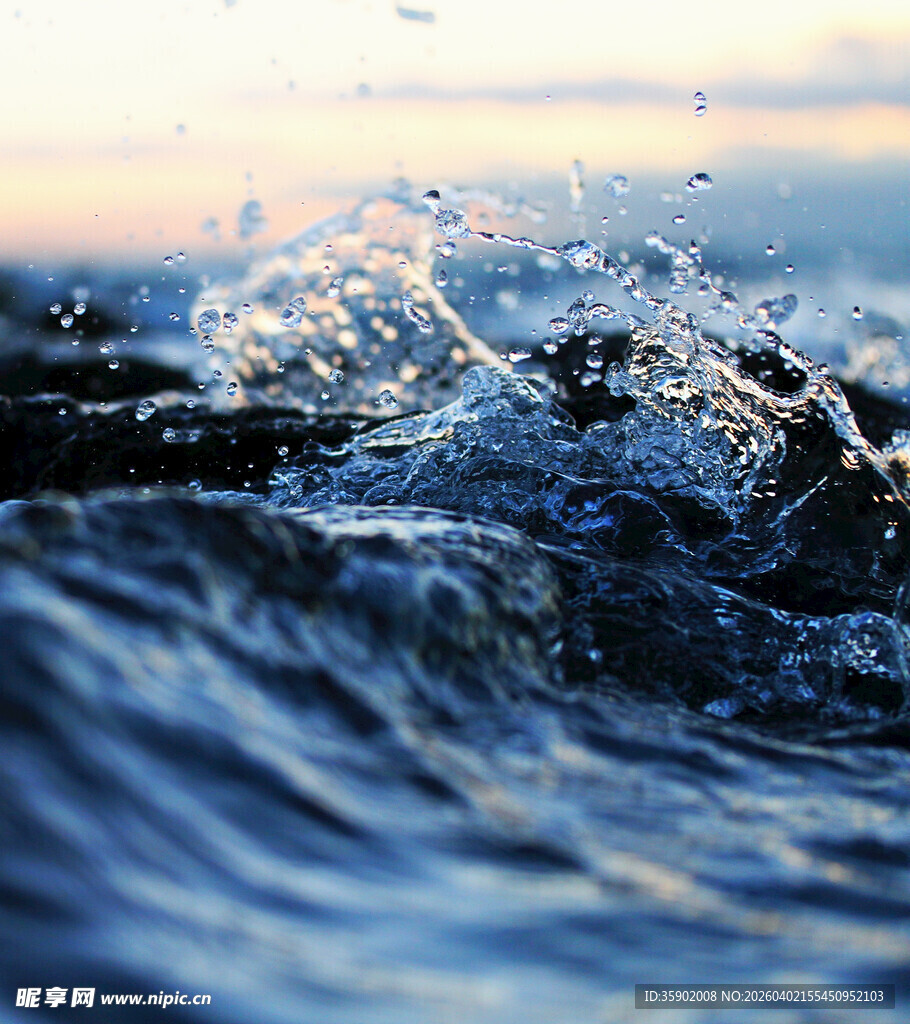 海浪翻涌的美丽瞬间