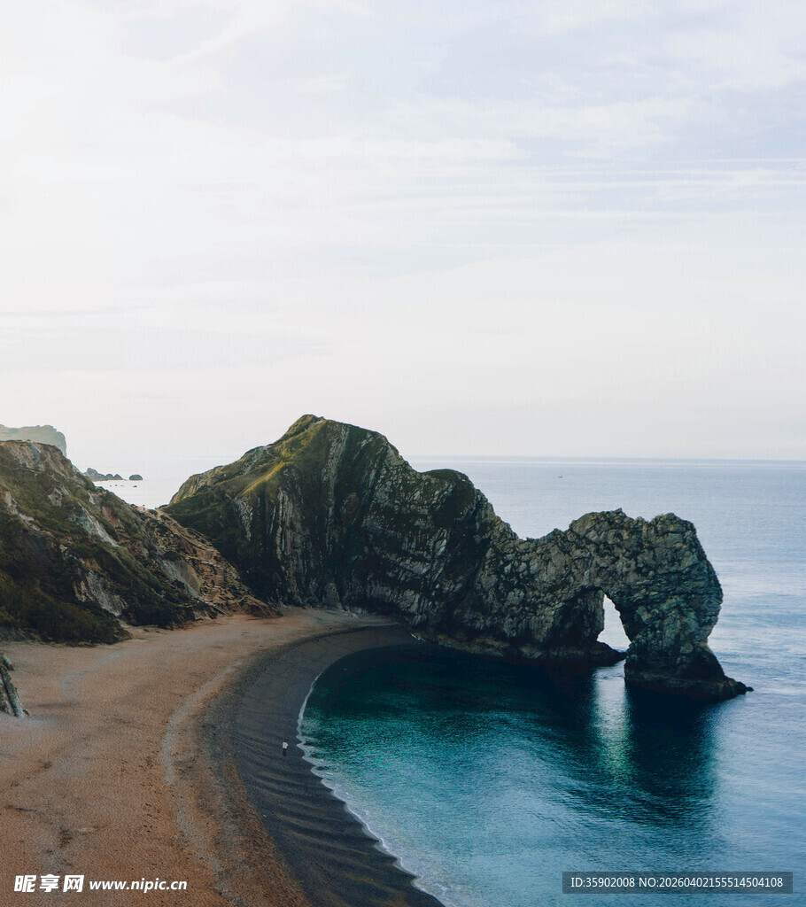 海边拱形岩石美丽景致