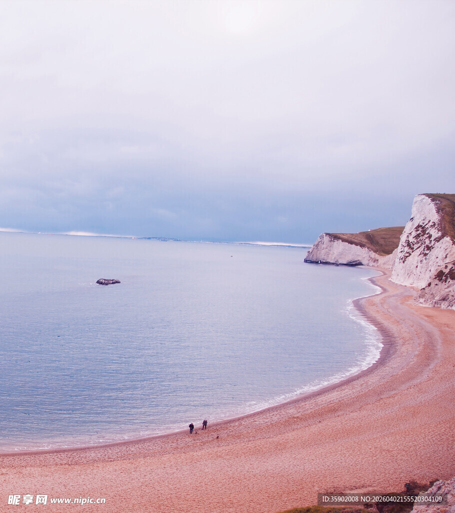 美丽海滩与远处白垩断崖