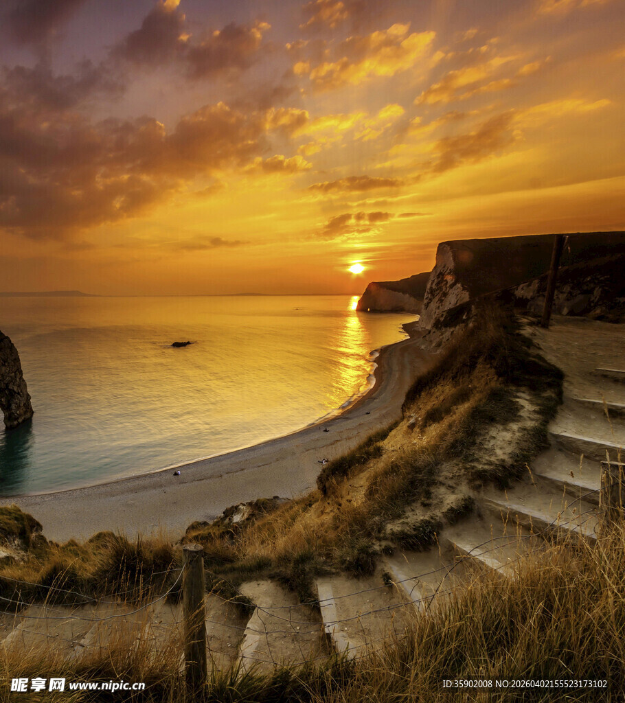 海边日落美景石阶伴余晖