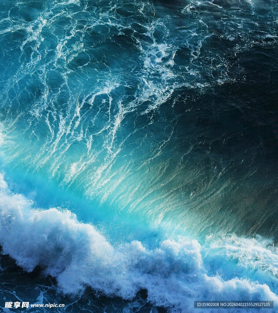 汹涌海浪展现海洋磅礴力量