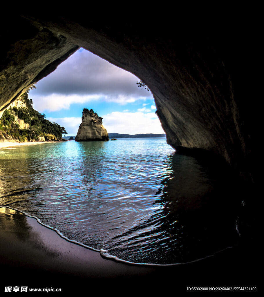 洞穴视角下的美丽海景