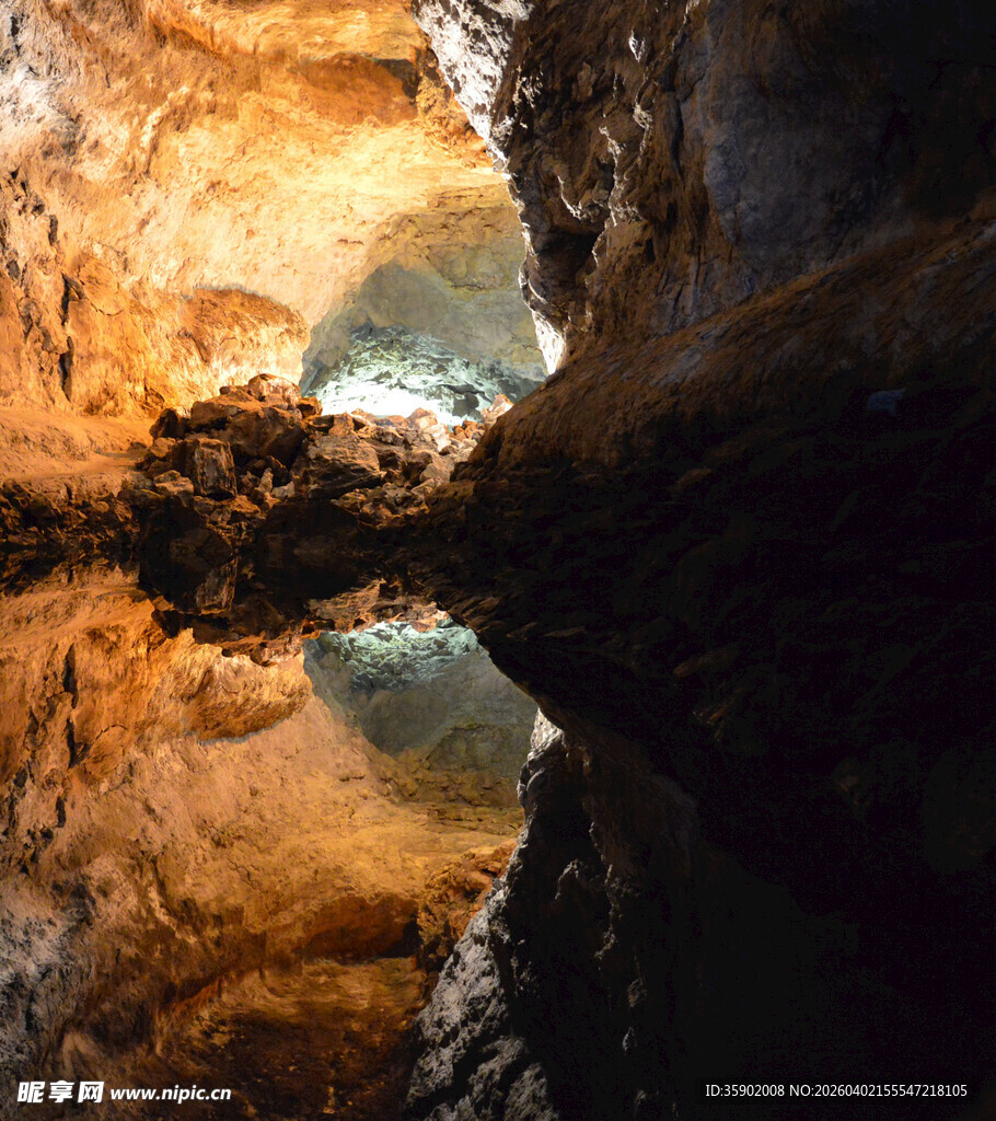 地下溶洞中的静谧水面倒影
