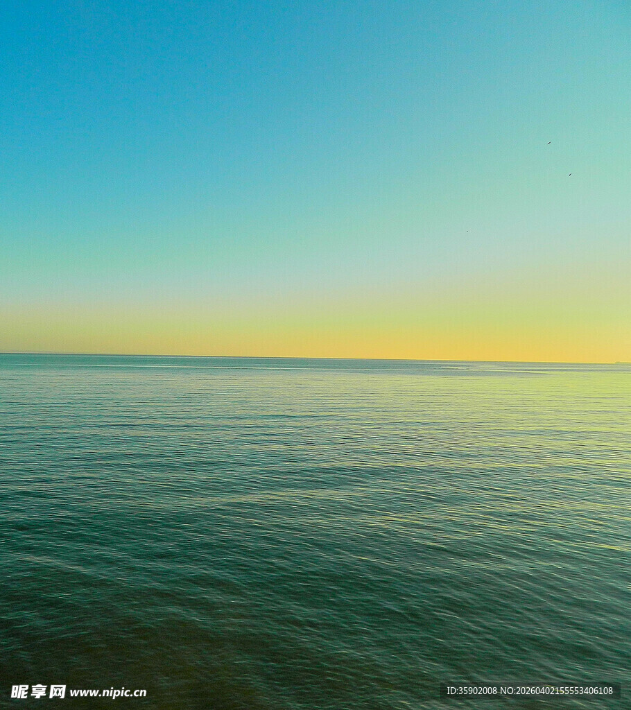 广阔海面的美丽天际线