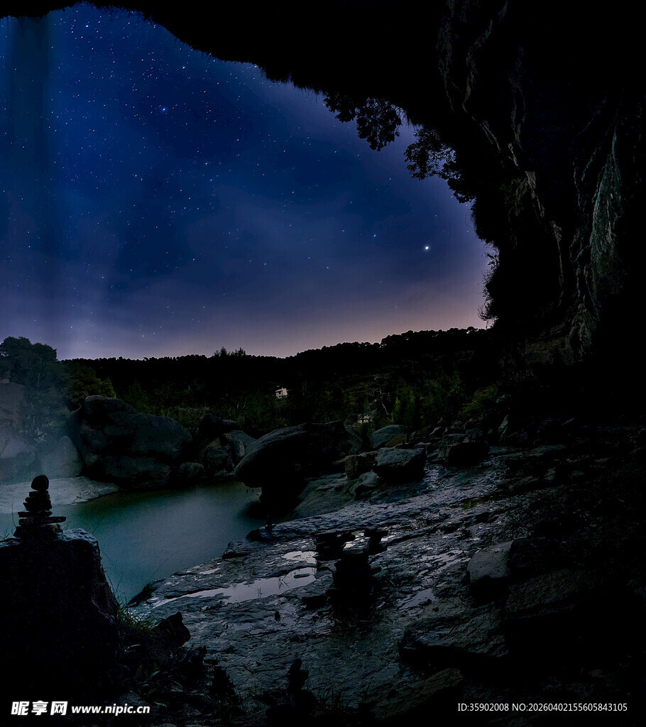 洞穴外的夜空与静谧水景