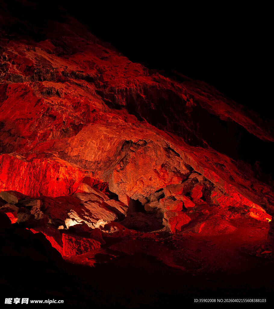 红色灯光映照下的洞穴景观