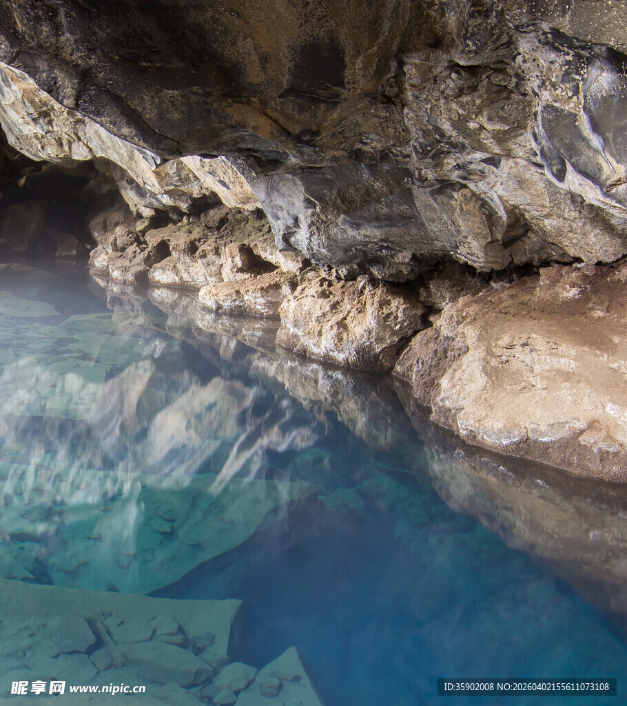神秘洞穴中的清澈蓝水