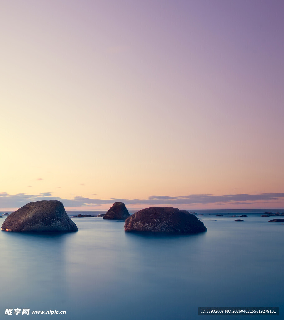 海边日落时的静谧礁石