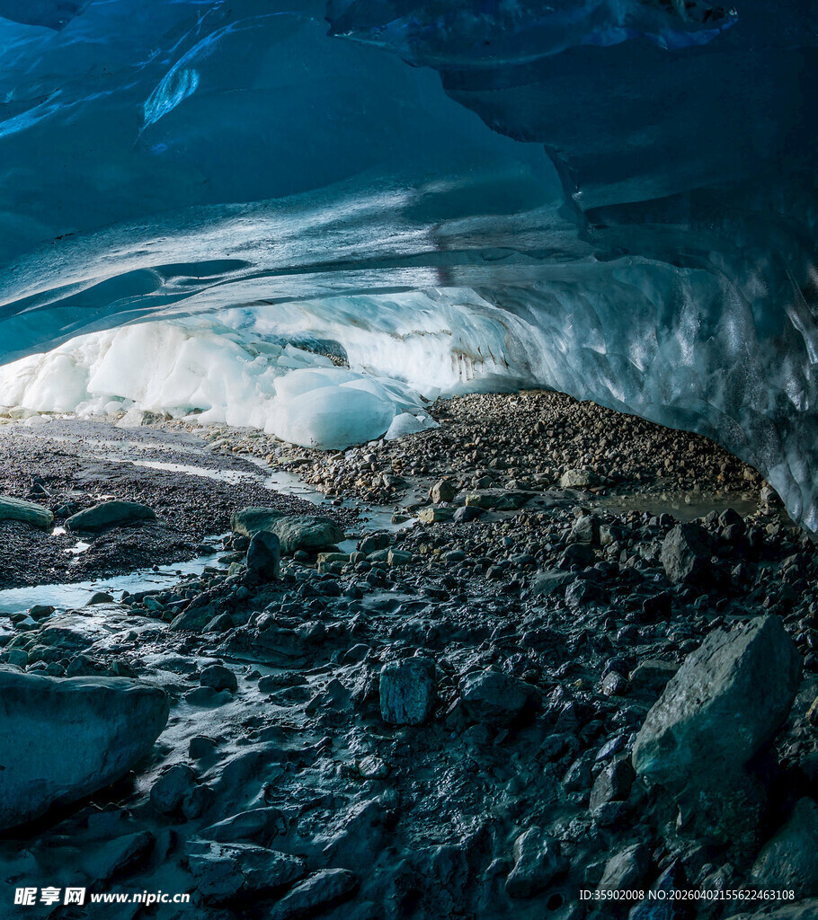 冰洞内部的奇幻景象