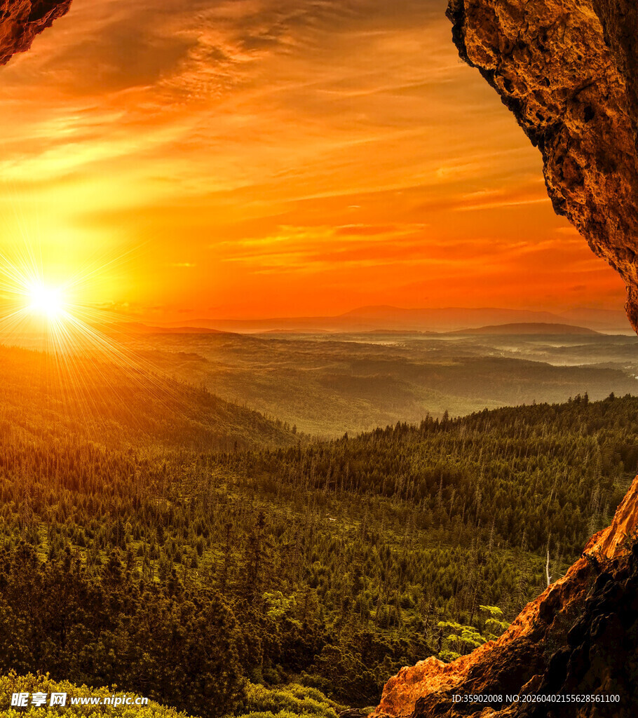 日出时分的山林壮美景观
