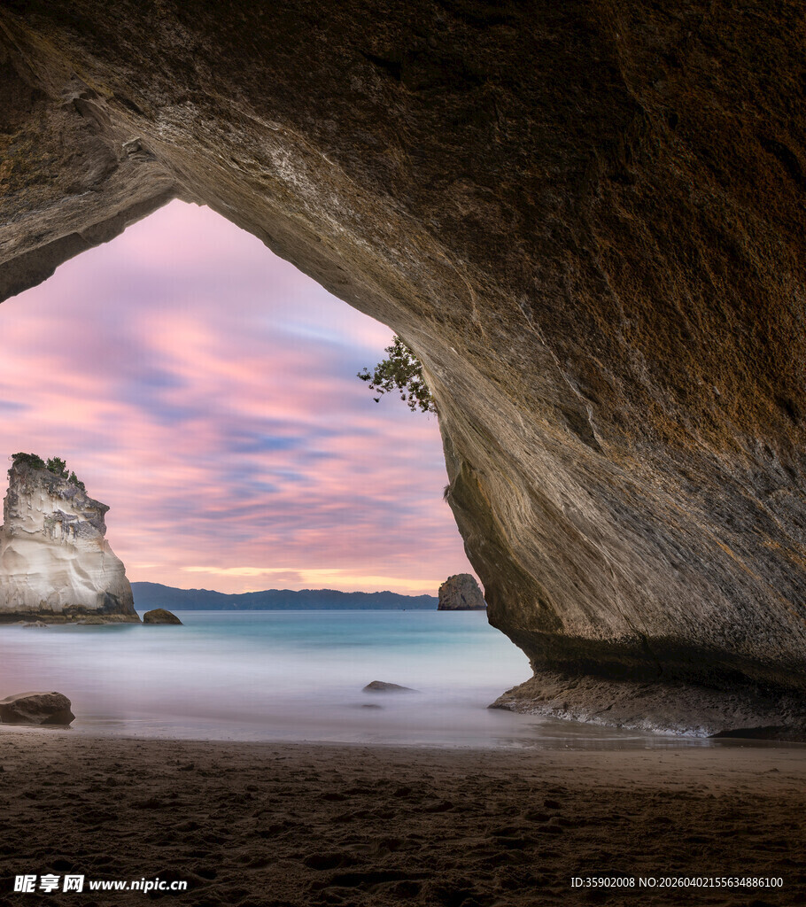 洞穴外的梦幻海岸景色