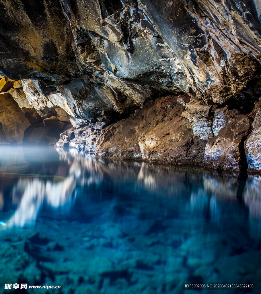 神秘洞穴中的幽蓝澄澈湖水
