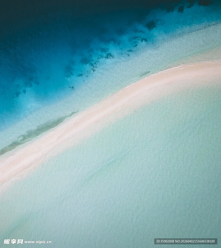 梦幻蓝白海岸风光