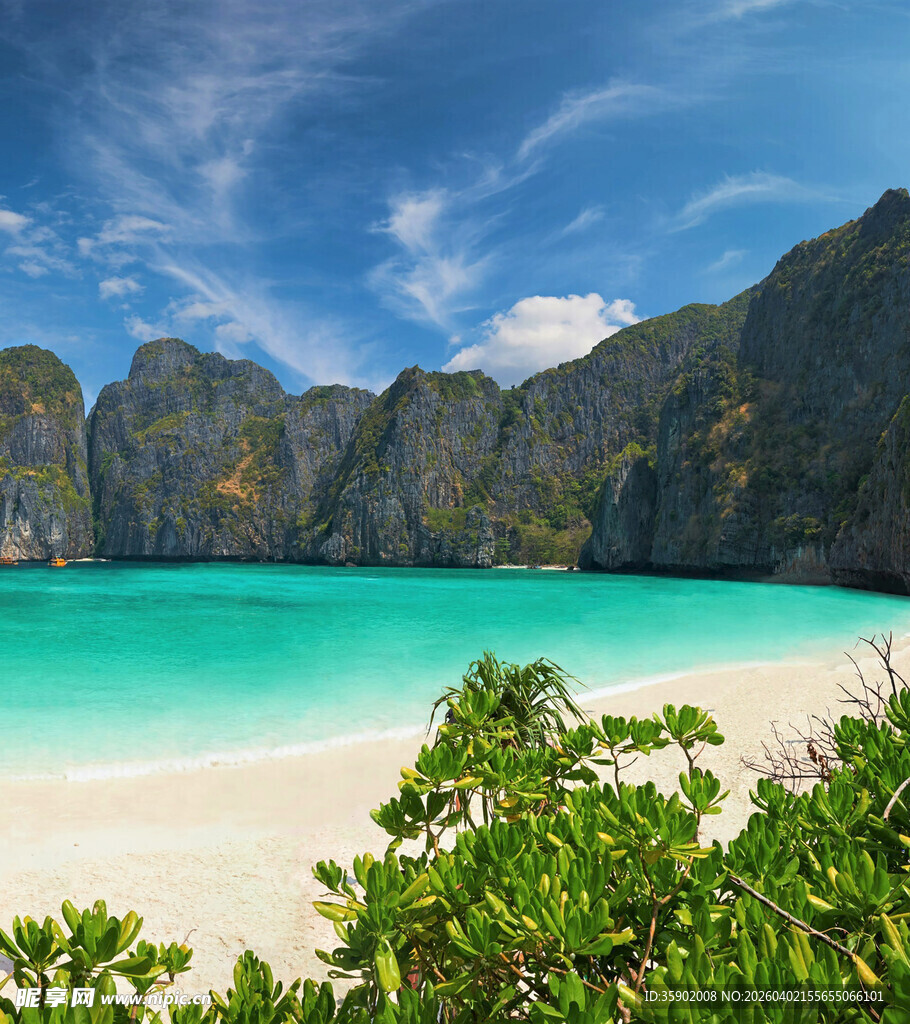 美丽海岛海滩与青山景色