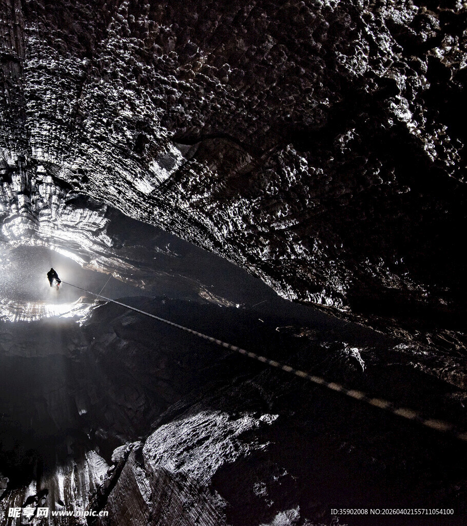 山间幽径中的孤独骑行者