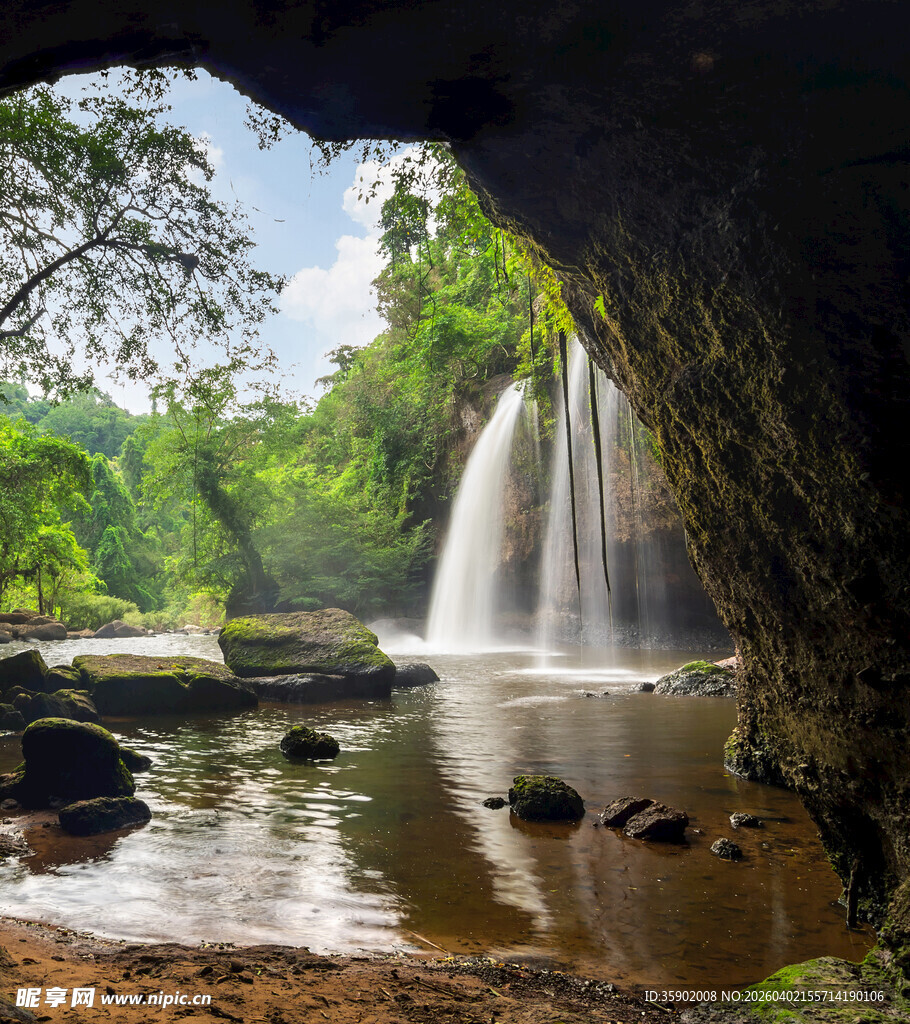 洞穴外的壮丽瀑布景观