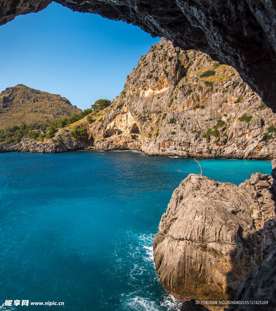 海边岩洞下的碧蓝海水