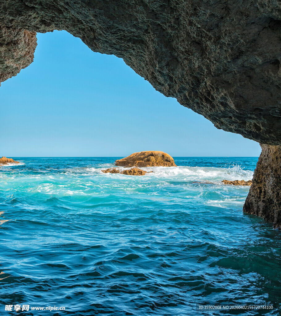 海边岩洞外的蔚蓝海景