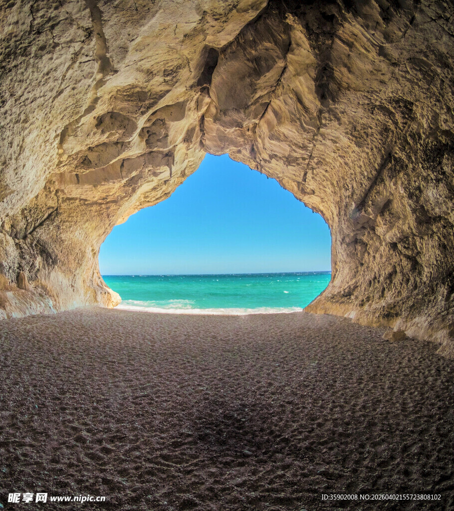 洞穴中眺望碧海蓝天