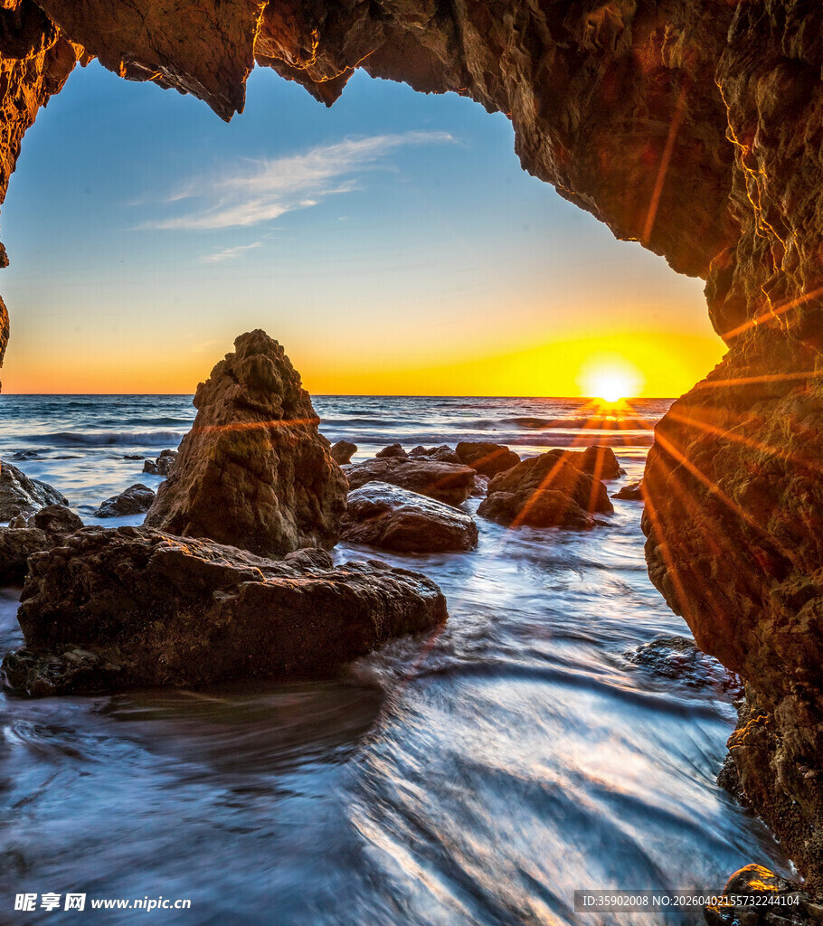 海边岩洞日落美景