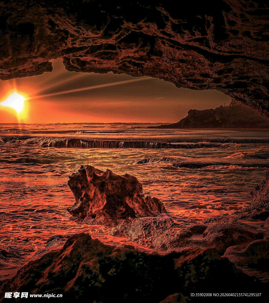 夕阳下的海边礁石美景