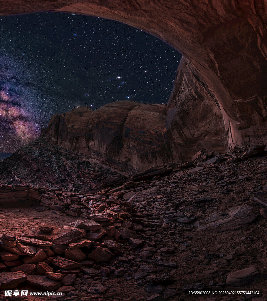 洞穴外的星空奇幻景象