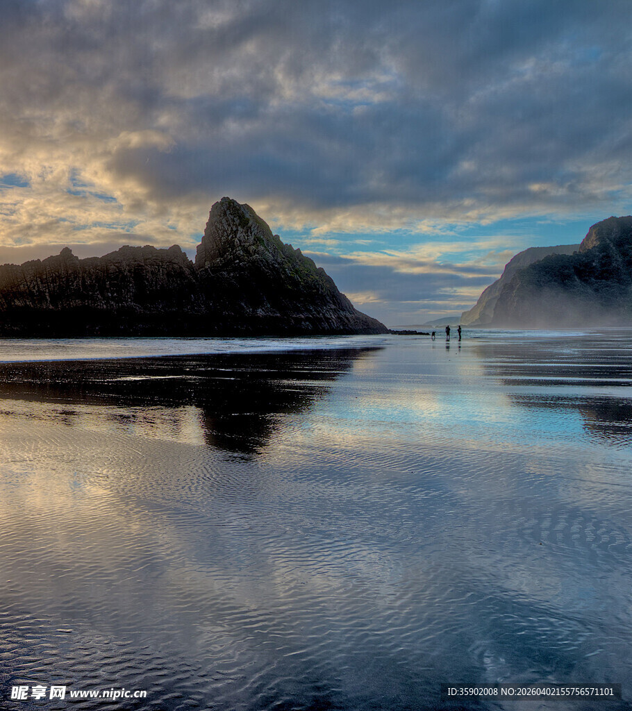 海边日出时的宁静山水景色