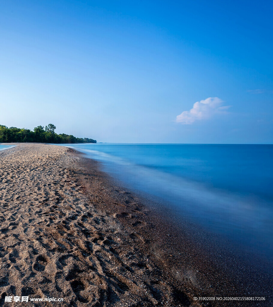 宁静海滩蓝色海洋美景