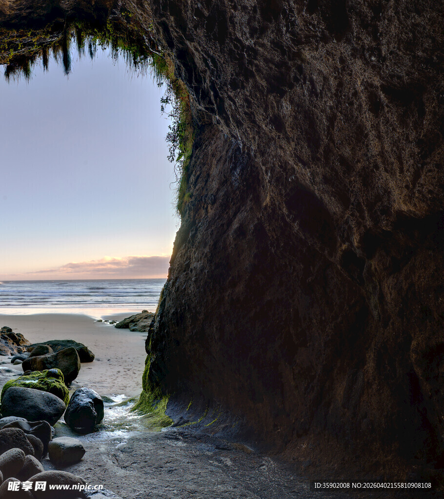 海边洞穴外的美丽景致