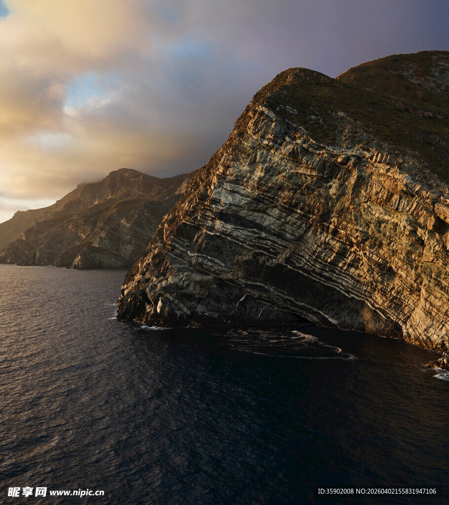 海边嶙峋峭壁与壮丽天色