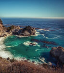 海岸美景碧海蓝天下的礁石