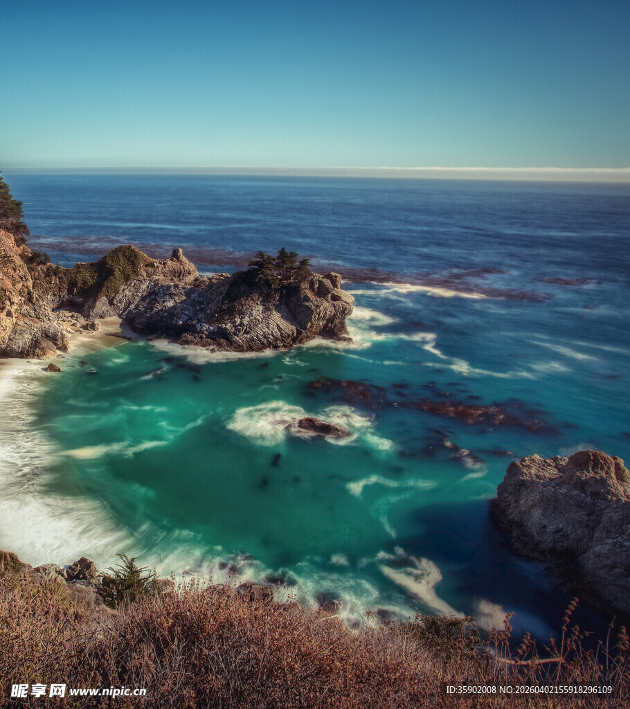 海岸美景碧海蓝天下的礁石