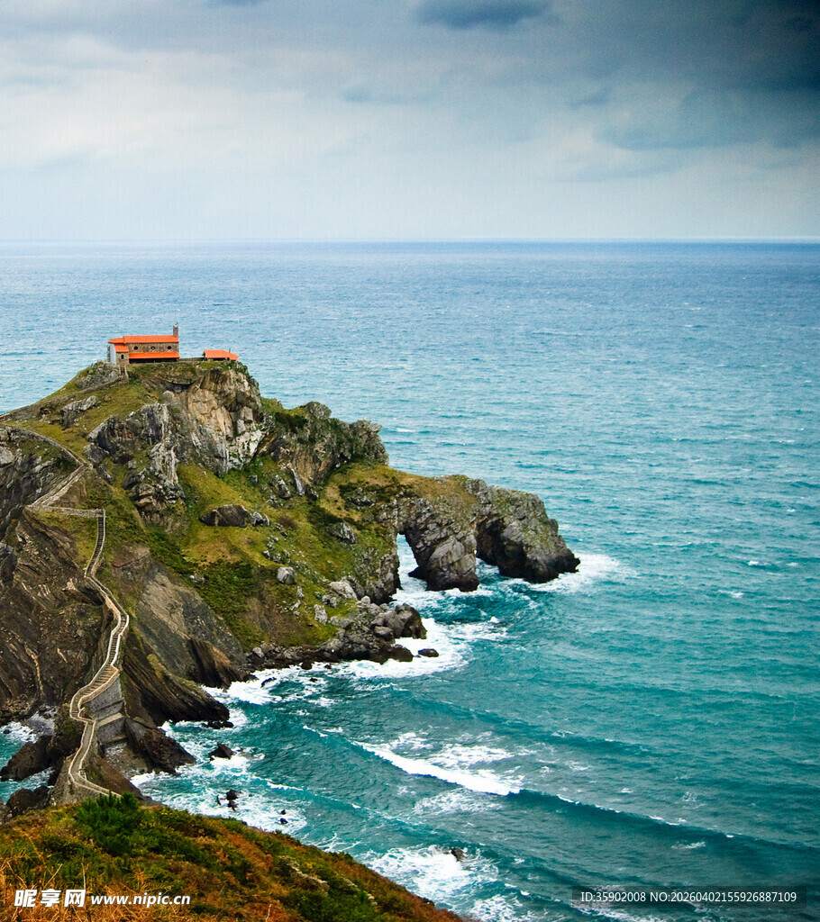 悬崖上的小屋与壮阔海景