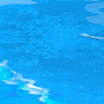 蓝色清澈水面波光粼粼