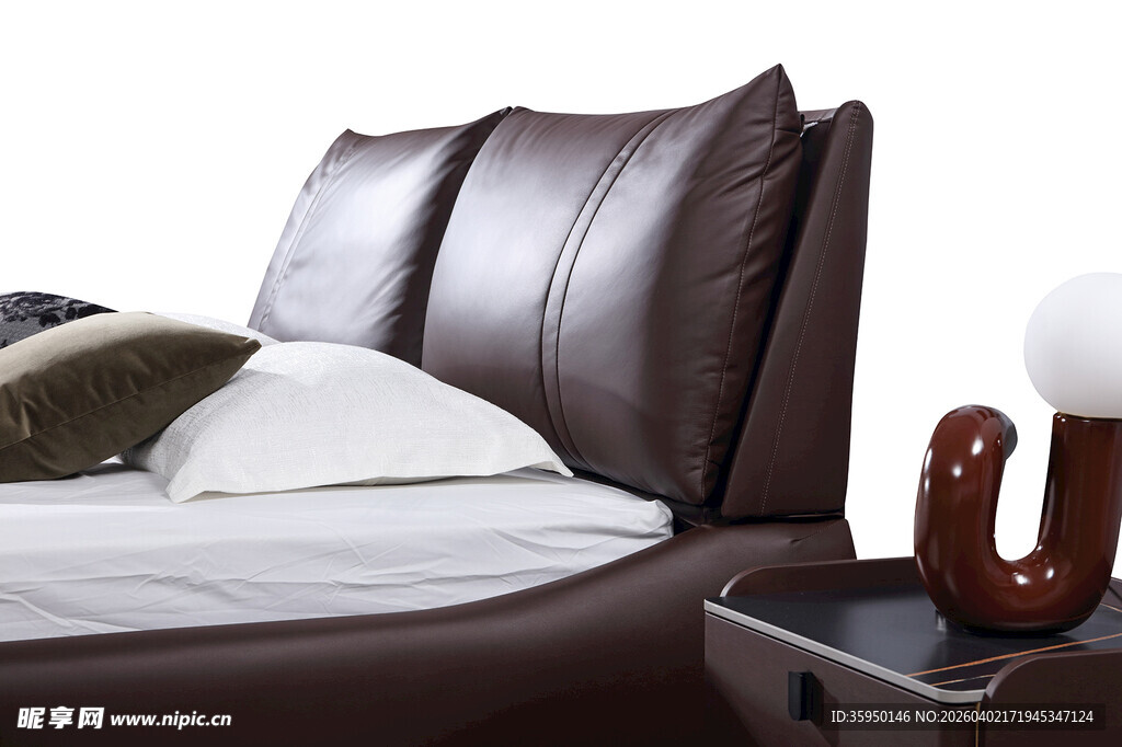 现代真皮床搭配简约茶几