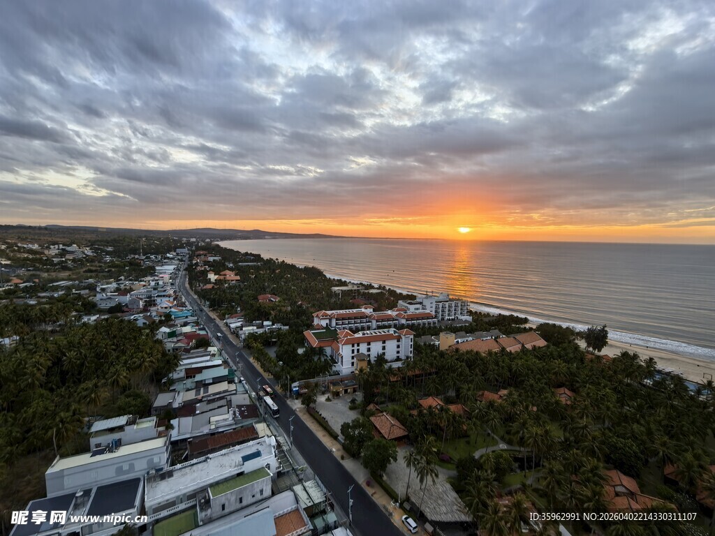 海滨城市日出美景