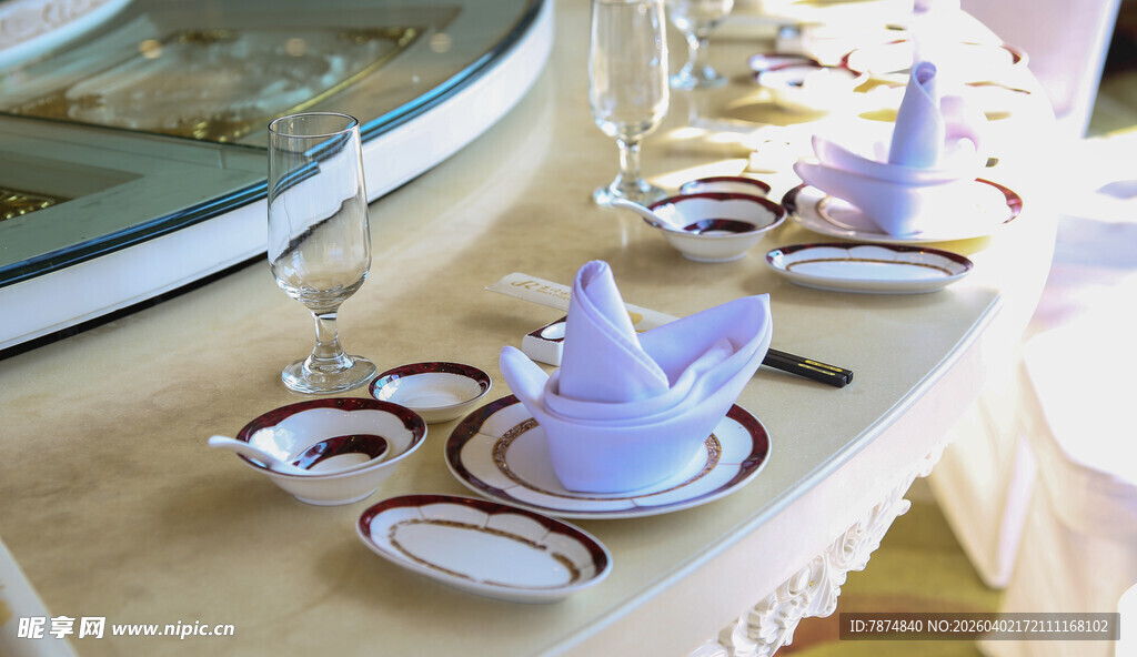 精致餐桌布置 餐具优雅摆放