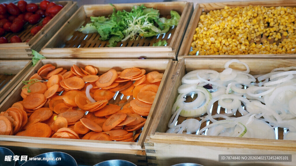 多样食材陈列的美食柜台