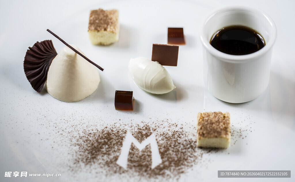 精致甜品与咖啡组合