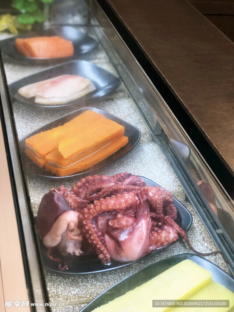 冰柜中的多样新鲜食材