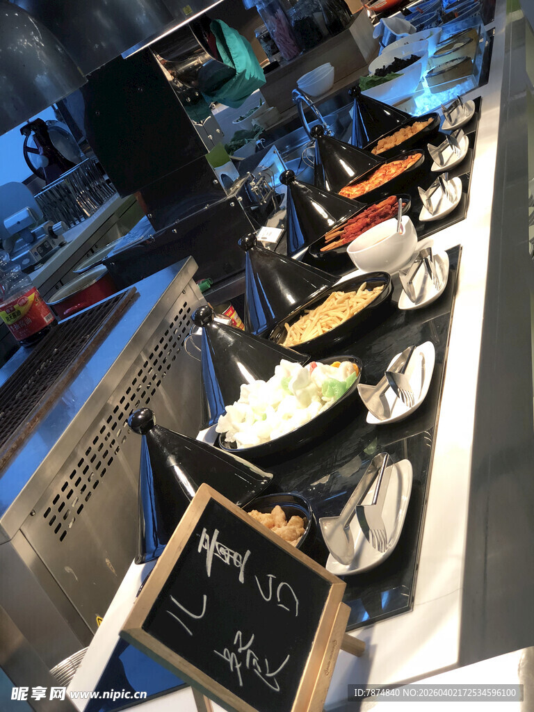 自助餐厅丰富美食陈列