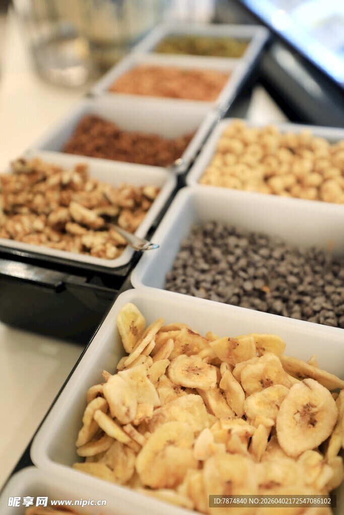 多样美味坚果零食展示