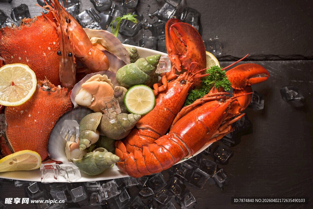 海鲜拼盘 龙虾贝类与柠檬