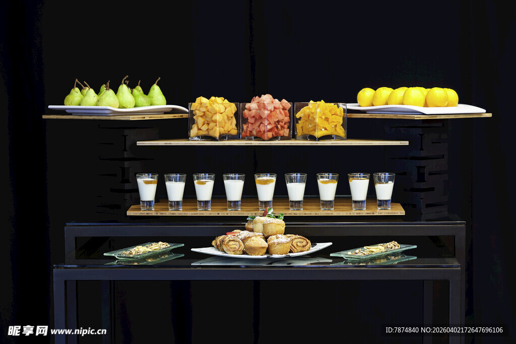 精致自助餐台美食陈列