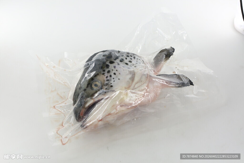 透明袋中装着的新鲜鱼肉