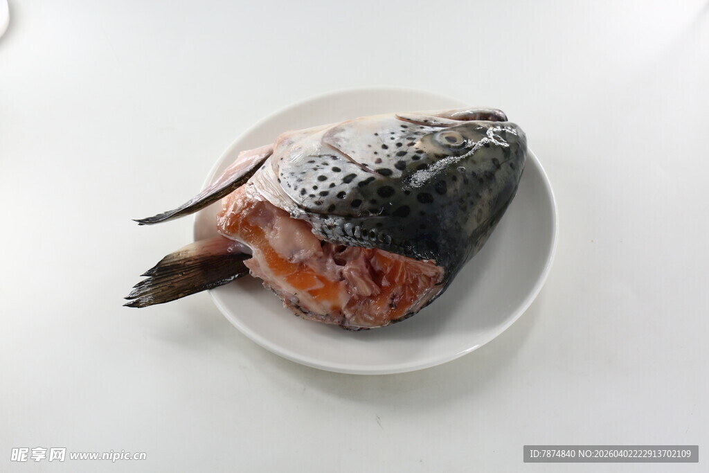 盘中鲜鱼 色泽诱人