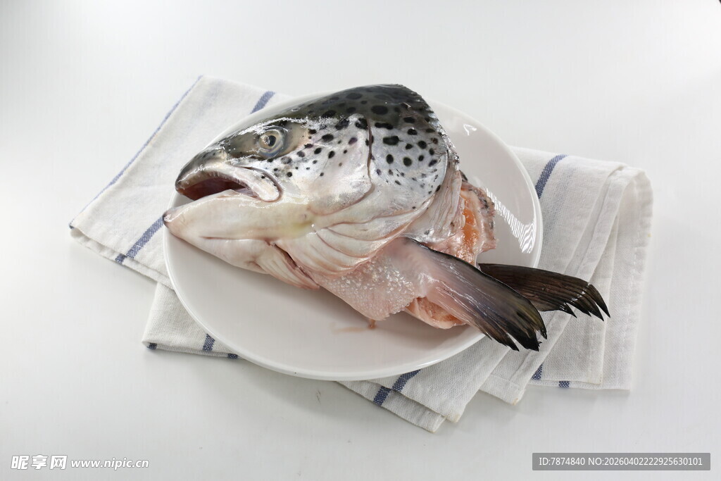 新鲜生鱼置于白色餐布上