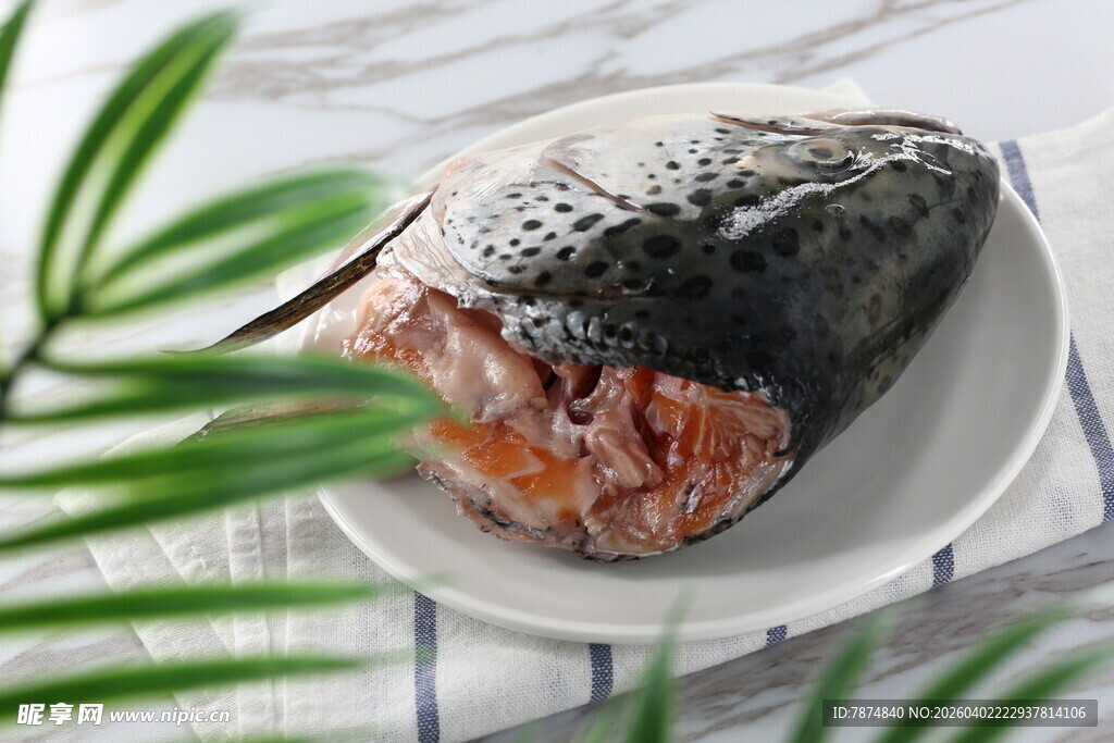 盘中鲜鱼 绿叶相伴